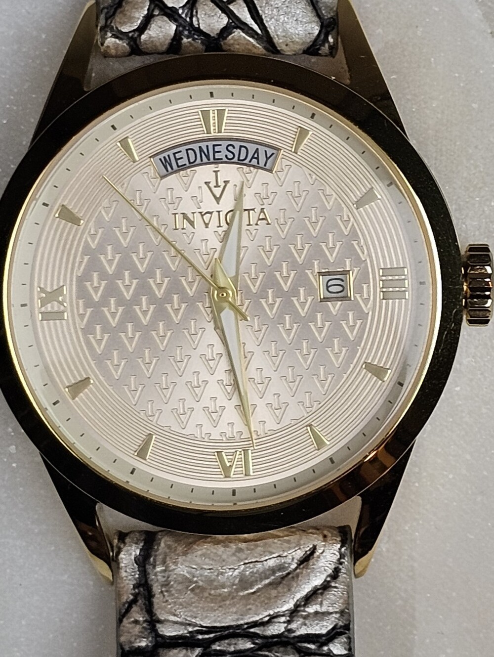Invicta Vintage Line, 40mm Day/date Quartz, leather strap. NWOT Unisex
